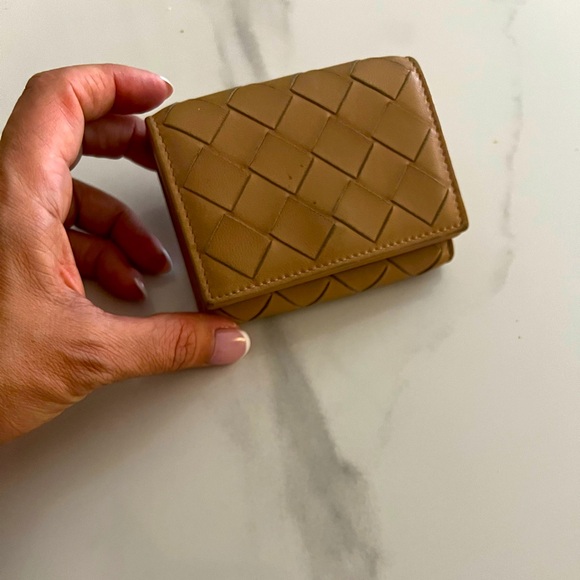Bottega Veneta Intrecciato Tri-Fold Wallet - Picture 2 of 10